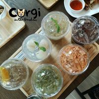 Di Kafe Ini Bisa Makan Sambil Bermain dengan 12 Ekor Anjing Corgis