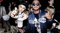 Faiz Sadad sedang hangout dengan Justin Bieber. Justin terlihat membawa sebotol minuman dingin. Ada-ada aja ya. Foto: Instagram @faizsadad