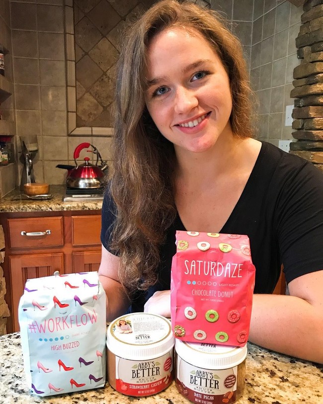 Abby Kircher juga sukses di usia muda dengan bisnis makanan. Better Nut Butter yang dibangunnya pun memproduksi selai kacang yang tidak banyak mengandung gula dan minyak. Hal ini berawal ketika Abby ingin mulai hidup sehat. Dikatakan jika bisnisnya telah bernilai  $80,000 atau Rp 1,1 miliaran di 2017. Foto: Instagram