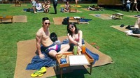  Selain dokter, Andrew juga kerap jadi model dan MC. Ini gaya santainya ditemani segelas jus kala di Bali. Foto: Instagram andrewlienata