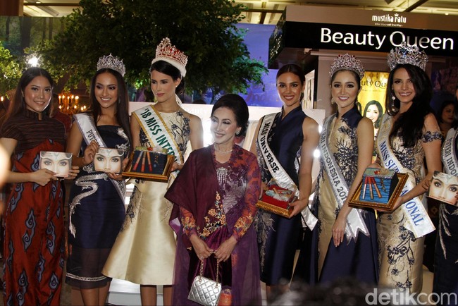 Sementara itu, Ketua Dewan Pembina Yayasan Puteri Indonesia (YPI) Putri Kus Wisnu Wardhani mengungkapkan bahwa kehadiran Catriona Gray ke Indonesia sebagai salah satu cara yang dapat mengembangkan kekayaan dan pertumbuhan ekonomi Tanah Air. Ia pun menjelaskan telah mengenalkan budaya Indonesia pada Catriona dengan busana-busana daerah. Foto: Muhammad Abduh/Detikcom