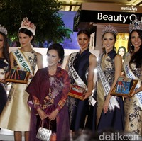 Sementara itu, Ketua Dewan Pembina Yayasan Puteri Indonesia (YPI) Putri Kus Wisnu Wardhani mengungkapkan bahwa kehadiran Catriona Gray ke Indonesia sebagai salah satu cara yang dapat mengembangkan kekayaan dan pertumbuhan ekonomi Tanah Air. Ia pun menjelaskan telah mengenalkan budaya Indonesia pada Catriona dengan busana-busana daerah. Foto: Muhammad Abduh/Detikcom