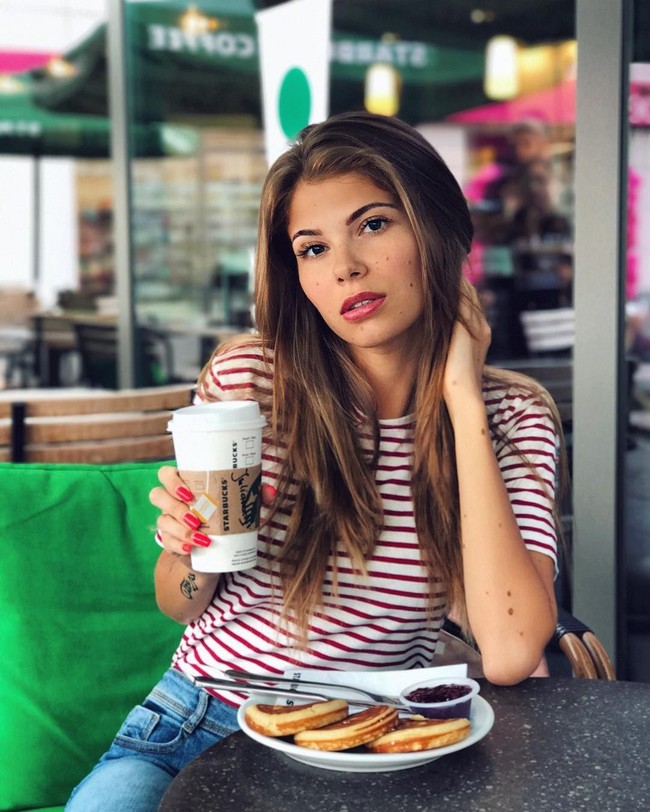 Lewat keterangan foto yang positif tentang pentingnya mencitai diri sendiri, Yulianna kini mendapatkan banyak dukungan. Dulu di-bully, kini selebgram dengan followers hampir 100 ribu itu justru mendapatkan banyak pujian karena aksi postifnya. Foto: Instagram (@yulianna.yussef)