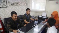 Para pelajar ini secara beramai-ramai membuka tabungan simpanan pelajar di Kapal Bahteraseva Teras BRI I di Kepulauan Seribu.