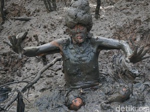 Tradisi Mandi Lumpur yang Sakral di Bali