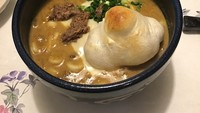 Masih di Jepang, kali ini Jin-hyuk melahap semangkuk kari udon. Kelihatannya enak, ya! Foto: Instagram real_jinhyuk