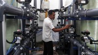 Seorang petugas dari Suku Dinas Sumber Daya Air memeriksa kondisi pompa penampungan Sea Water Reverse Osmosis (SWRO) di Pulau Panggang, Kepulauan Seribu.