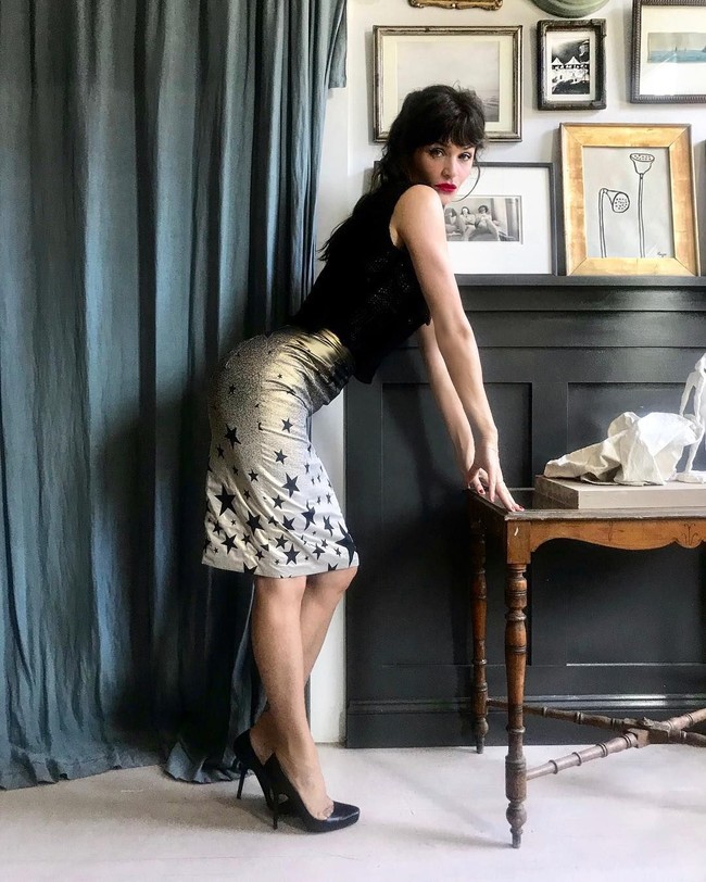 Seorang teman Victoria mengatakan jika ibu lima anak itu sangat tak nyaman dengan persahabatan Helena dan David. Dalam foto yang diambil papparazi, David bahkan terlihat meletakkan tangannya di pinggang Helena. Foto: Dok. Getty Images, Instagram