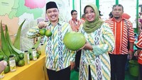 Saat menghadiri Pameran Hari Pangan Sedunia di Kalimantan Selatan, Norsan terlihat bangga memamerkan buah lokal. Kalimantan memang termasuk daerah potensial penghasil buah berkualitas. Foto: instagram @rianorsan