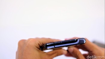 Huawei mengklaim ponsel layar lipatnya ini lebih tipis ketimbang kompetitor. Foto: Adi Fida Rahman/detikinet