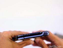 Menggenggam Ponsel Layar Lipat Huawei Mate X di Jakarta