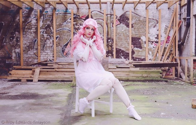 Seorang seniman bernama Fifi dari London, Inggris terobsesi pada boneka. Pembuat boneka ini juga menyulap dirinya menjadi boneka hidup selama tiga tahun terakhir. Foto: Instagram/fifidoll