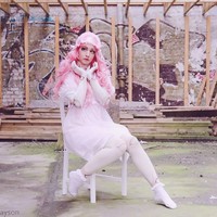 Seorang seniman bernama Fifi dari London, Inggris terobsesi pada boneka. Pembuat boneka ini juga menyulap dirinya menjadi boneka hidup selama tiga tahun terakhir. Foto: Instagram/fifidoll