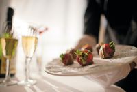 Restoran Ini Punya 'Instagram Butler' yang Bantu Pengunjung Memotret Makanan