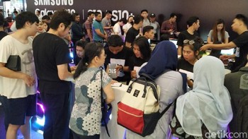 Harga Samsung Galaxy S10 - 8GB/128GB: Rp 12.999.000 dan harga Galaxy S10e - 6GB/128GB: Rp 10.499.000 (Foto: detikINET/Agus Tri Haryanto)