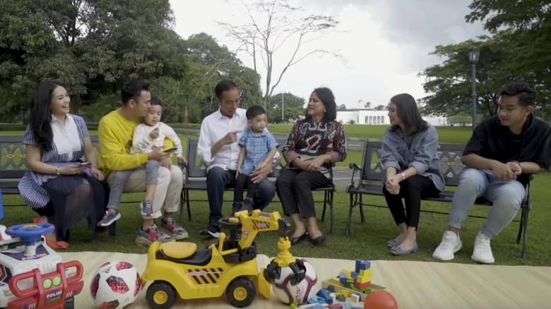 Ekspresi Menggemaskan Jan Ethes Bertemu Rafathar Pertama Kali/ Foto: (YouTube Rans) Ekspresi Menggemaskan Jan Ethes Bertemu Rafathar Pertama Kali/ Foto: (YouTube Rans)