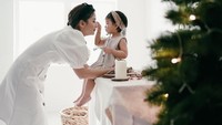 Nastusha Olivia Alinskie merupakan anak dari pasangan selebriti Chelsea Olivia dan Glenn Alinskie. Di Instagram kedua orang tua, Nastusha pun nampak seru menikmati makanan. Gayanya menggemaskan. Foto: Insttagram@chelseaoliviaa