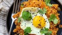 Nasi goreng kimchi yang pedas asam makin mantap dengan lauk telur goreng. Foto: Instagram @malorirdn