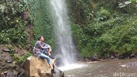 Wisata Curug Delimas ini, baru dibuka sejak 2017, namun pengunjungnya telah banyak. Para pengelola memanfaatkan media sosial untuk mempromosikan hingga turis mancanegara pun mengenalnya (Eko/detikTravel)