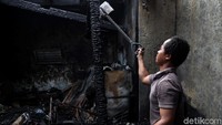 Saat ini petugas damkar telah berhasil memadamkan api dan masih melakukan pendinginan.