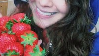Ngemil buah strawberry jadi salah satu kesukaannya.Buahnya berwarna merah dan terlihat segar-segar. Foto: Instagram@sahilahisyam