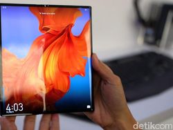 Menggenggam Ponsel Layar Lipat Huawei Mate X di Jakarta