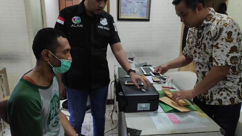 Polisi: Eddo Eks Finalis Idol Diduga Jadi Kurir Narkoba Polisi: Eddo Eks Finalis Idol Diduga Jadi Kurir Narkoba