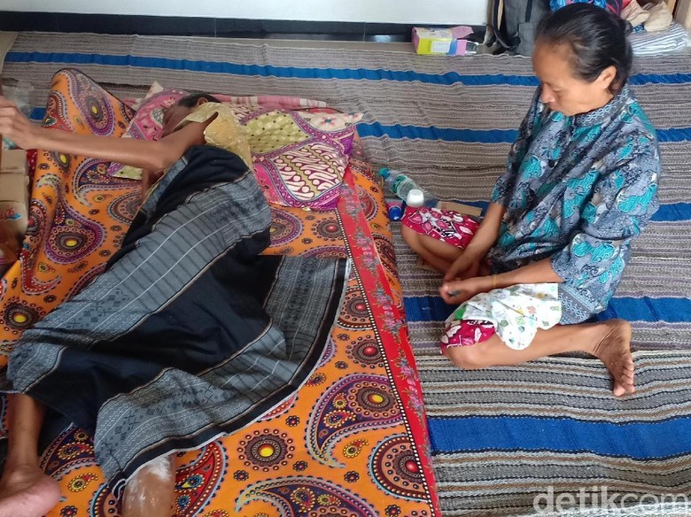 Cerita Kakek Lumpuh yang Mengungsi Akibat Banjir Madiun Cerita Kakek Lumpuh yang Mengungsi Akibat Banjir Madiun