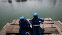 Perahu eretan ini ramai digunakan oleh anak sekolah maupun warga sekitar. Ketimbang harus memutar jauh dan memakan waktu yang lebih lama.