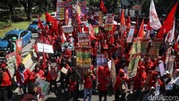 Mereka membawa bendera serta spanduk dari berbagai organisasi massa yang didominiasi warna merah.
