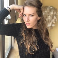 Hollywood Reporter merilis pesan teks antara aktris Inggris, Charlotte Kirk dengan CEO dan bos Warner Bros. Kevin Tsujihara pada 2013 silam. Keduanya dikenalkan atas perantara James Packer, pebisnis dan jutawan asal Australia. Foto: Instagram/@charlottekirkofficial