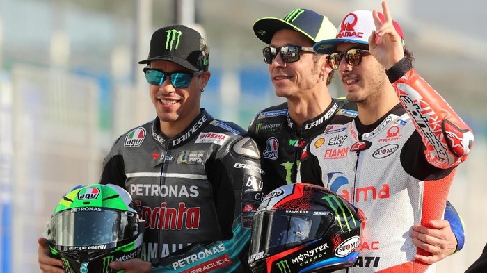 (from L) Italian riders Petronas Yamaha SRTs Franco Morbidelli, Yamaha MotoGPs Valentino Rossi and Alma Pramac Racings Francesco Bagnaia pose for a picture in Doha on March 7, 2019 at Lusail Circuit ahead of the seasons start at Qatar MotoGP grand prix on March 10. (Photo by KARIM JAAFAR / AFP)
