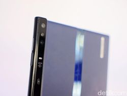 Menggenggam Ponsel Layar Lipat Huawei Mate X di Jakarta