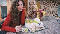 Meskipun doyan olahraga, Shahila Hisyam ternyata juga suka dessert. Kali ini ia sedang mencicip cheecake Jepang yang lembut dan manis enak. Foto: Instagram@sahilahisyam