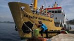 Hiruk Pikuk Aktivitas Kapal Tol Laut di Kawasan Pulau Pramuka