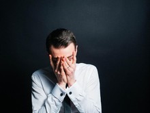 Playlist Lagu Galau Buat Korban Perselingkuhan: Dengar, Nangis Lalu Move On!