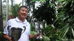 Rudy Hartono Pamer Piala dan Medali All England