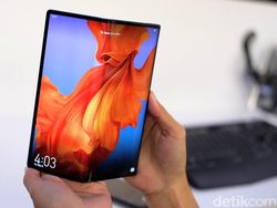 Menggenggam Ponsel Layar Lipat Huawei Mate X di Jakarta