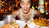 Masih di Bali, Andrew cicip tempura udang plus kentang goreng. Eh, ada juga udang rebusnya. Mana favorit Andrew ya? Foto: Instagram andrewlienata