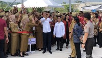 Foto: Seorang ibu terobos Paspampres dan mengadu ke Jokowi (Jordan/detikcom)
