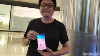 Tony Goh menjadi orang pertama memiliki ponsel sultan terbaru dari Samsung. Ia membeli Galaxy S10+ 128 GB dengan corak warna putih. (Foto: detikINET/Agus Tri Haryanto)