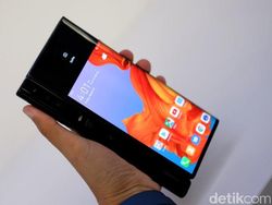 Menggenggam Ponsel Layar Lipat Huawei Mate X di Jakarta