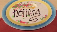 Saat ditawarkan makanan penutup di restoran, netizen yang satu ini menjawab nothing atau tidak mau apa-apa. Berapa menit kemudian, pegawai restoran datang dengan piring kosong berisi saus cokelat dengan bacaan nothing. Foto: Boredpanda