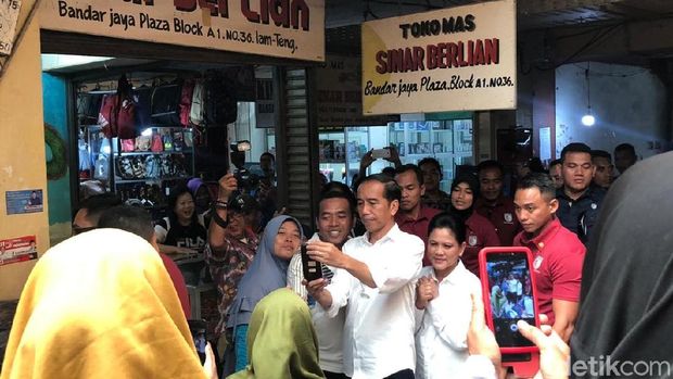 Temani Jokowi Blusukan ke Pasar, Iriana Beli Boneka untuk Sedah Mirah
