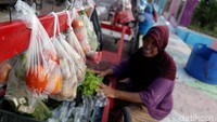 Beragam jenis sayuran dijual oleh para pedagang yang menggunakan gerobak sebagai alat berjualan itu, mulai dari sayuran hijau seperti kangkung hingga tomat dan juga kentang turut tersedia.