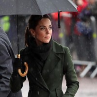 Untuk alas kaki, Kate mengandalkan sepasang boots hitam berujung runcing. Selain nyaman melindungi kaki dari air hujan, boots tersebut menjadi pelengkap manis gayanya. Foto: Getty Images