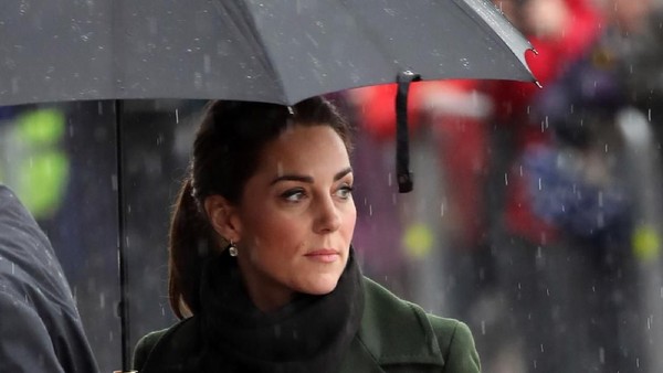 Foto: Hujan-hujanan, Kate Middleton Stylish Pakai Mantel Rp 17 Juta