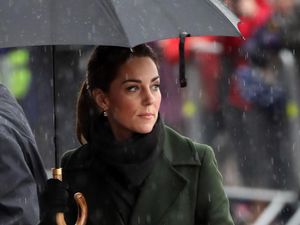 Foto: Hujan-hujanan, Kate Middleton Stylish Pakai Mantel Rp 17 Juta