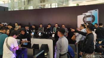 Harga ketiga perangkat flagship tersebut bervariasi, mulai dari yang paling murah seharga Rp 10,5 juta sampai yang paling mahal, katakanlah kelas Sultan, dibanderol Rp 24 juta. (Foto: detikINET/Agus Tri Haryanto)