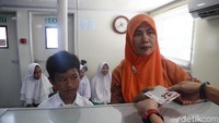 Ada juga pelajar yang datang dengan ditemani guru ataupun orang tua mereka yang turut mendukung untuk mengenalkan edukasi keuangan sejak dini.